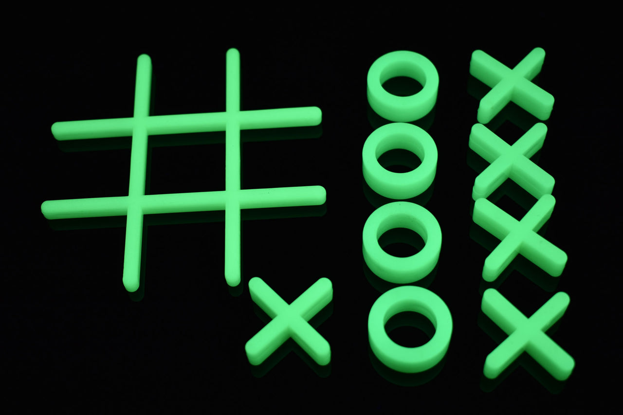 10 Piece Glow in the Dark Tic Tac Toe Game Set